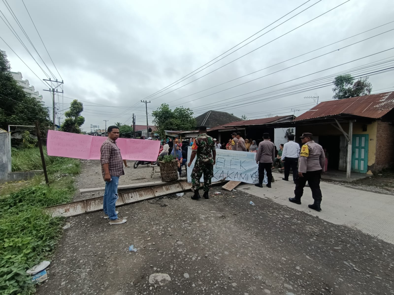 Warga Jalan Umar Baki, Kelurahan Payaroba, Kecamatan Binjai Barat, Kota Binjai melakukan pemblokiran jalan
