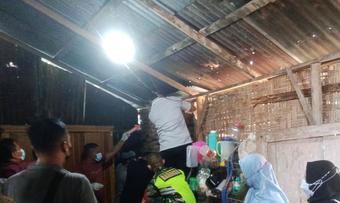 Polsek Stabat saat melakukan olah TKP penemuan pria yang nekat akhiri hidup di Dusun Mulya Bakti