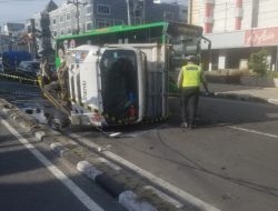 Truk Pengangkut Batu Terbalik di Jalan Sisingamangaraja