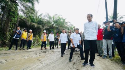 Presiden RI, Joko Widodo saat meninjau langsung jalan rusak di Kabupaten Labuhanbatu Utara, Rabu (17/5/2023).