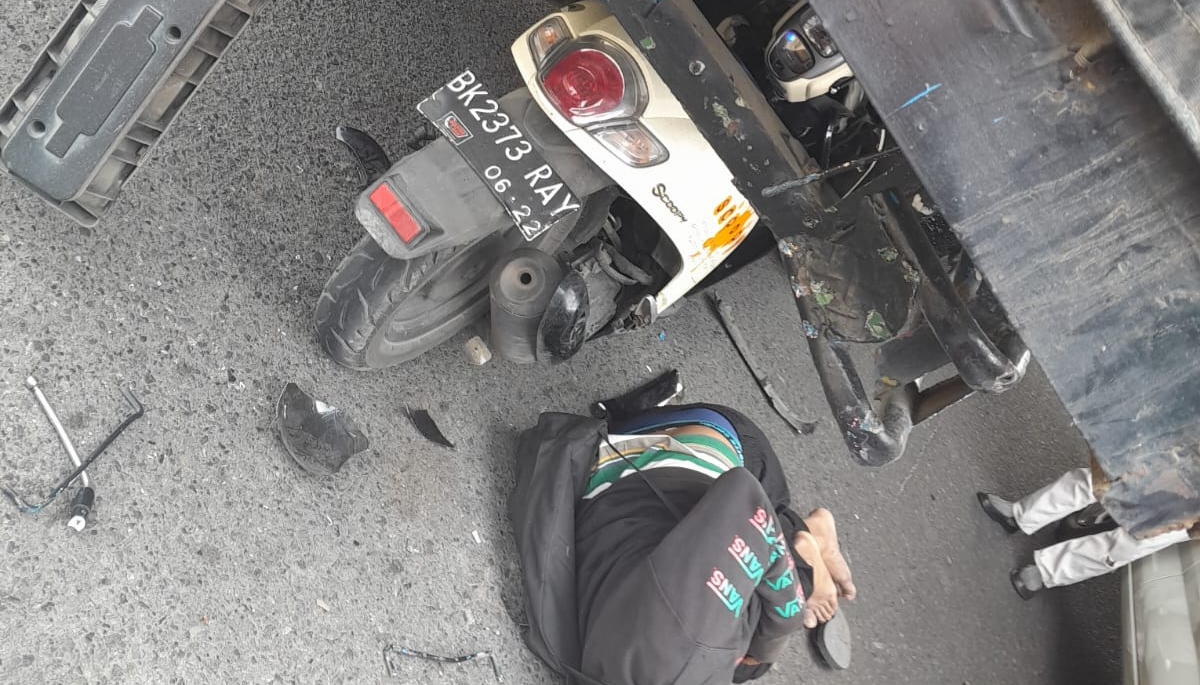 Pengendara motor Honda Scoopy tewas masuk kolong truk di Jalan KL Yos Sudarso, Medan.