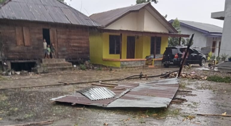 Sebanyak enam rumah warga Dusun III, Desa Tambunan Lumban Gaol, Kecamatan Balige, Kabupaten Toba terdampak angin kencang.