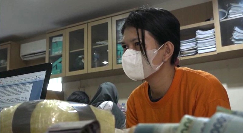 RA, wanita muda kurir narkoba yang diamankan petugas Sat Res Narkoba Polrestabes Medan.