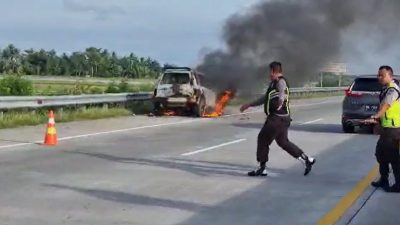 Satu unit mobil terbakar di Tol Medan-Tebingtinggi, Kamis (18/5/2023). Tidak ada korban jiwa dalam peristiwa ini.
