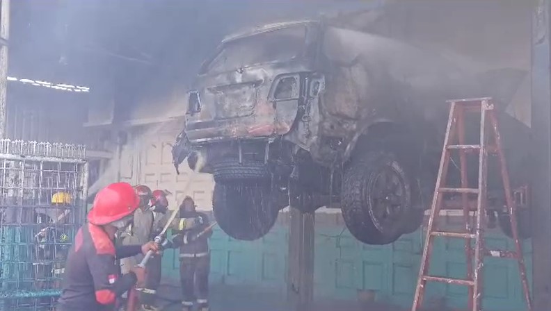 Satu unit mobil Toyota Fortuner terbakar saat tengah menjalani servis di bengkel Auto Wash