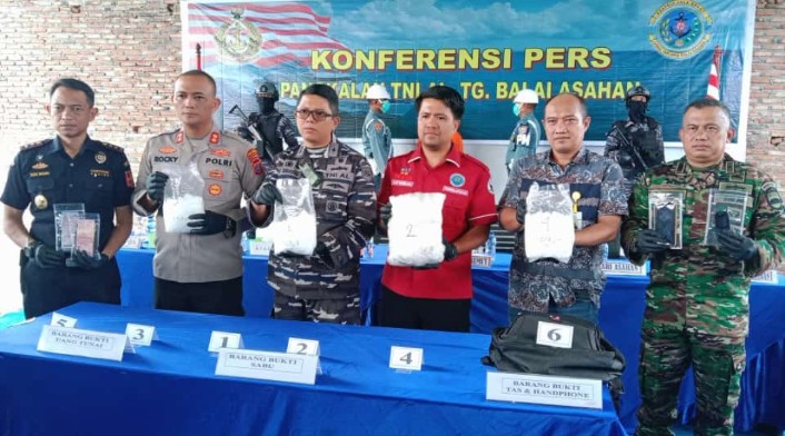 Lanal TBA menangkap warga Jawa Timur yang nekat menyelundupkan 6 Kg sabu dari Malaysia