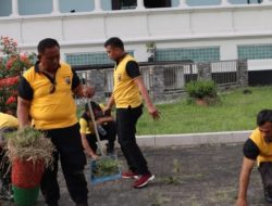 Sambut HUT ke-77 Bhayangkara, Polrestabes Medan Bersih-bersih Areal Masjid Raya Al-Mashun