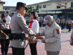 Kapolrestabes Medan Berikan Penghargaan kepada Personel Berprestasi dan Pemenang Lomba HUT ke 77 Bhayangkara