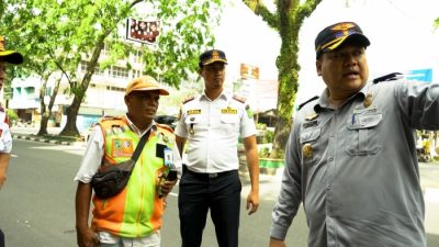 Petugas Dinas Perhubungan Kota Medan melakukan penertiban parkir berlapis di sejumlah titik Kota Medan