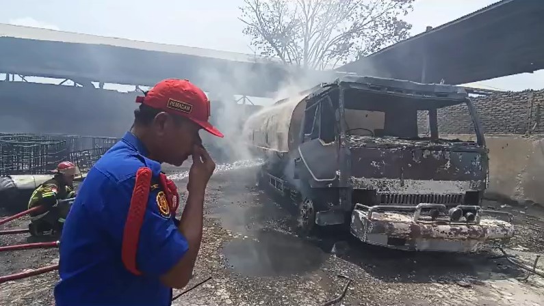 Petugas pemadam kebakaran saat menjinakkan api yang turut membakar mobil truk tangki di Lingkungan XX, Kelurahan Tanjung Mulia Hilir, Kecamatan Medan Deli, Kota Medan, Minggu (11/6/2023)