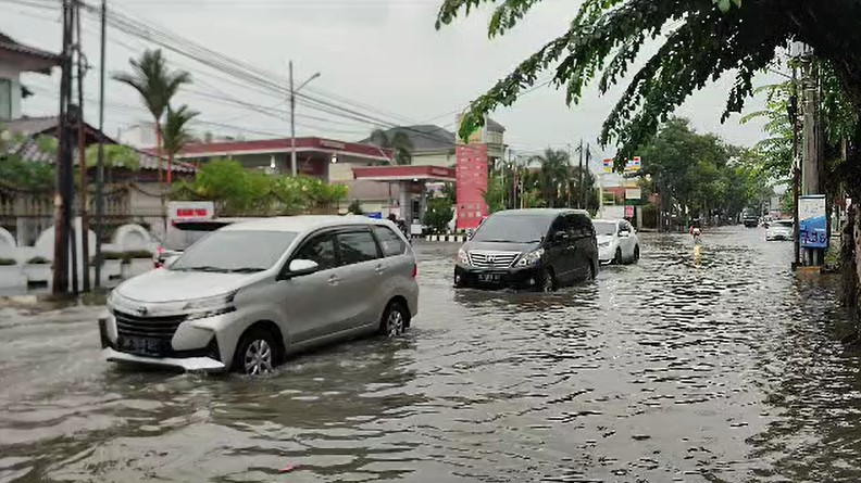 Kondisi Jalan Sei Batang Hari, Kelurahan Babura, Kecamatan Medan Sunggal, Kota Medan tenggelam akibat banjir, Jumat (30/6/2023).