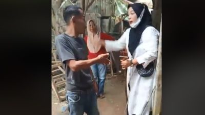 Sejumlah emak-emak perwiritan menggeruduk lapak judi tembak ikan di Desa Sei Silau Timur, Kecamatan Buntu Pane, Kabupaten Asahan, Kamis (22/6/2023).