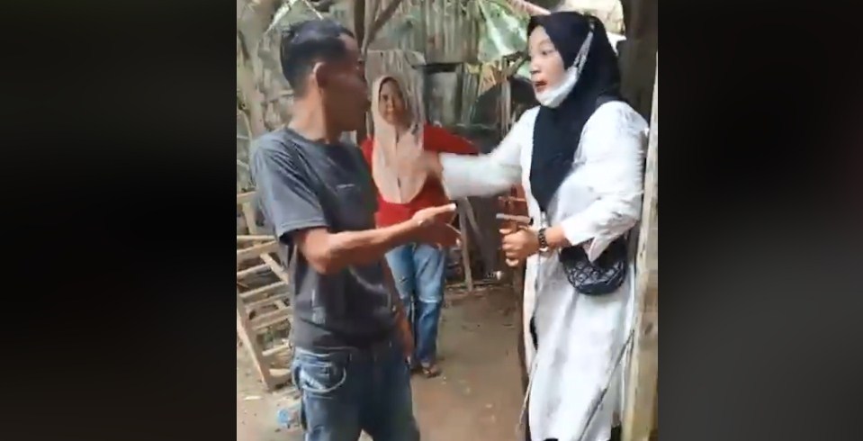 Sejumlah emak-emak perwiritan menggeruduk lapak judi tembak ikan di Desa Sei Silau Timur, Kecamatan Buntu Pane, Kabupaten Asahan, Kamis (22/6/2023).