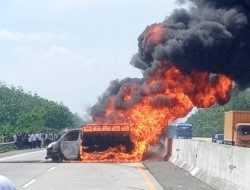 Pecah Ban, Mobil Daihatsu Grand Max Terbakar di Jalan Tol Tebingtinggi