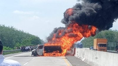 Satu unit mobil Daihatsu Grand Max terbakar di jalan tol Medan-Tebingtinggi