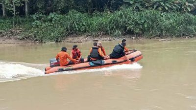 ILUSTRASI- Petugas Basarnas saat mencari korban hanyut di Sungai Silau, Kabupaten Asahan