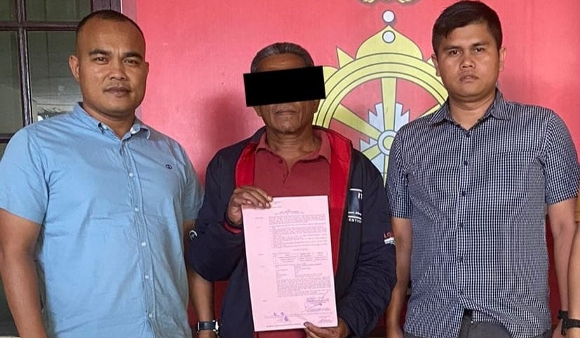 Mantan Kepala Desa Lau Tawar, BSS saat ditahan penyidik Unit Tipikor Sat Reskrim Polres Dairi atas dugaan korupsi dana APBDes tahun 2019.
