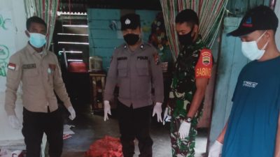 Polisi dan TNI saat melakukan olah TKP di rumah Prentus Sijabat, lelaki yang ditemukan tewas tergantung di dalam rumahnya, Senin (24/7/2023).