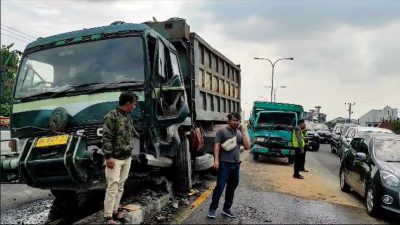 AWAS! Flyover Amplas Licin Akibat Ceceran Oli Setelah Dua Truk Saling Bertabrakan