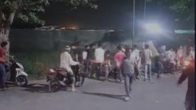 Sejumlah pemuda menggerebek lapak perjudian di Jalan Rahmad Buddin, Kelurahan Terjun, Kecamatan Medan Marelan, Kota Medan, Sabtu (23/7/2023) malam.