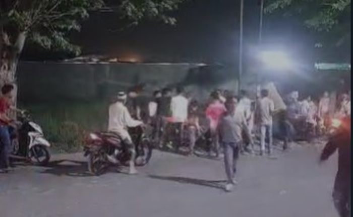 Sejumlah pemuda menggerebek lapak perjudian di Jalan Rahmad Buddin, Kelurahan Terjun, Kecamatan Medan Marelan, Kota Medan, Sabtu (23/7/2023) malam.