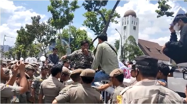 Demo soal dugaan malapraktik di depan kantor Gubernur Sumut, Selasa (25/7/2023). Massa mendesak agar Gubernur Sumut menutup RS Bina Kasih Medan.