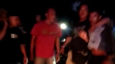 Warga saat menangkap tiga pelaku begal bersajam di Dusun XX, Desa Mulyorejo, Kecamatan Sunggal, Kabupaten Deliserdang, Minggu (2/7/2023).