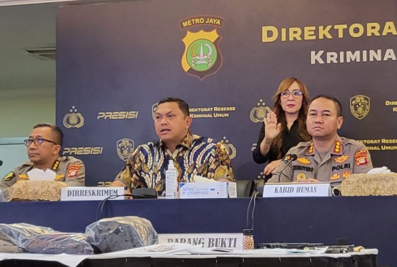 Dir Krimum Polda Metro Jaya, Kombes Hengki Haryadi saat memaparkan kasus jual beli senjata api ilegal yang melibatkan tiga oknum polisi.(Kompas)