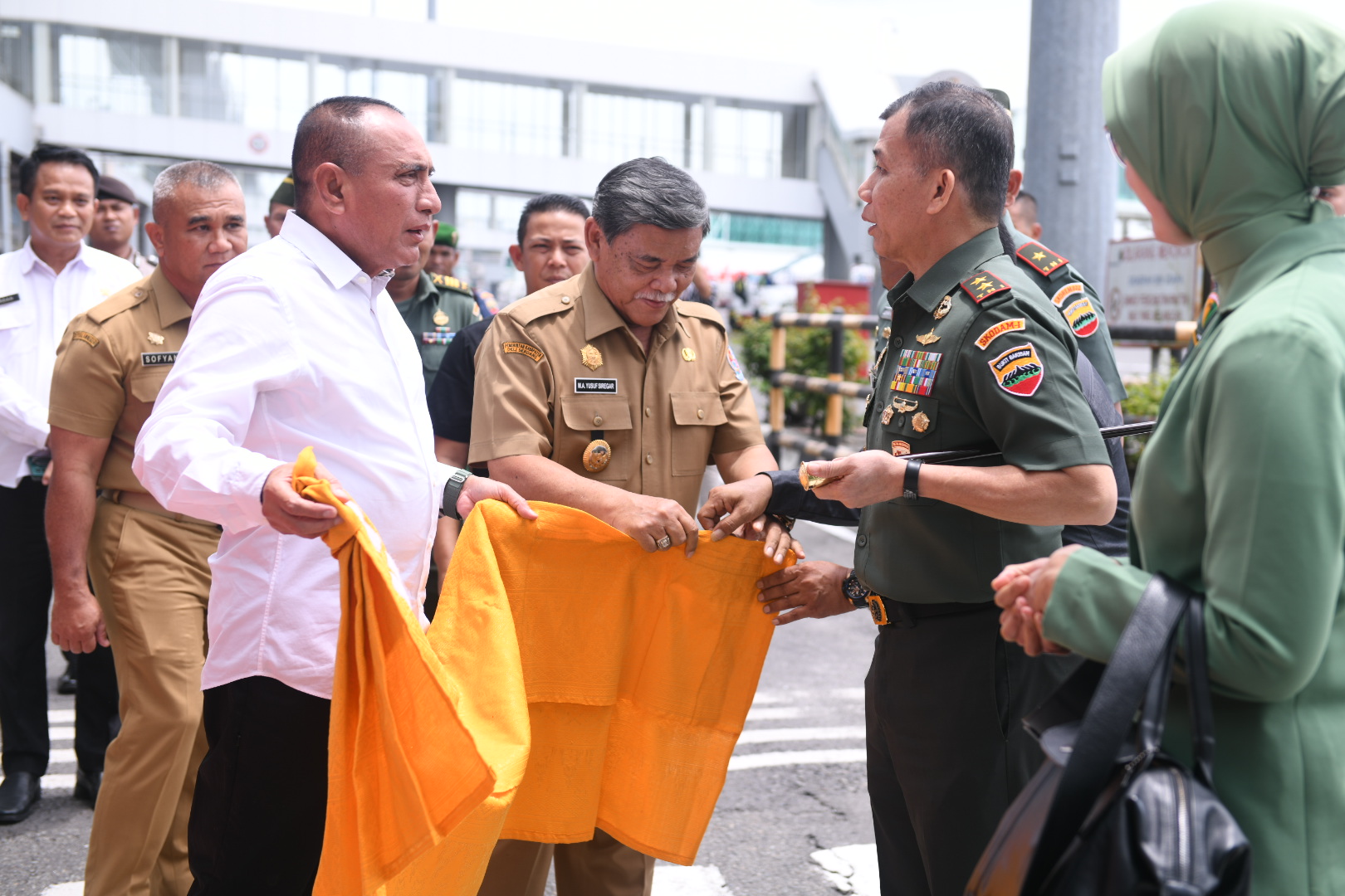 Penyambutan Pangdam I/BB yang baru, Mayjend TNI Mochammad Hasan Hasibuan oleh Gubernur Sumut, Edy Rahmayadi di Bandara Kualanamu, Selasa (22/8/2023).