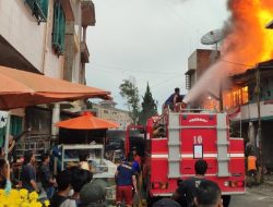 4 Unit Ruko Kebakaran di Pusat Pasar Kabanjahe, Warga Berhamburan ke Jalan Raya