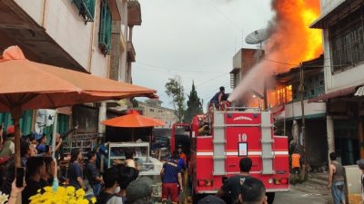 4 unit ruko kebakaran di Jalan Kristen, Kelurahan Padang Mas, Kecamatan Kabanjahe, Kabupaten Karo, Senin (28/8/2023). Tidak ada korban jiwa dalam peristiwa ini.