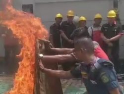 Disdamkarmat Medan Sosialisasi dan Simulasi Tanggap Darurat Kebakaran di Gedung Telkomunikasi