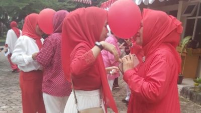 Lomba joget balon.(Ist)