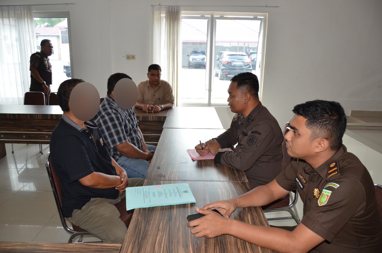 Tersangka dugaan korupsi proyek ruang praktik di SMK Negeri 4 Kota Tanjungbalai saat diperiksa jaksa Kejari Tanjungbalai