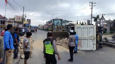 Satu unit truk bermuatan batu dolomit terguling di jalan raya Desa Ketaren, Kecamatan Kabanjahe, Kabupaten Karo, Selasa (22/8/2023).