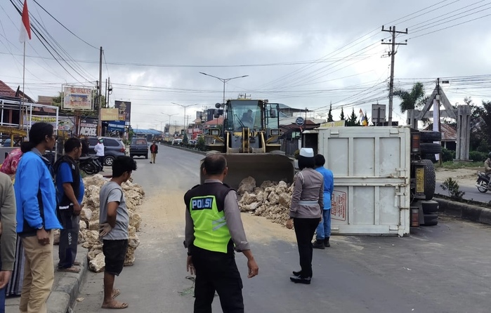 Satu unit truk bermuatan batu dolomit terguling di jalan raya Desa Ketaren, Kecamatan Kabanjahe, Kabupaten Karo, Selasa (22/8/2023).