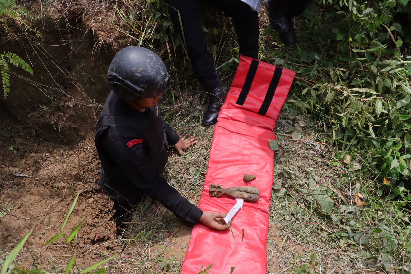 Petugas Jibom Brimob Polda Sumut saat akan melakukan pemusnahan mortir temuan warga di Kota Siantar.