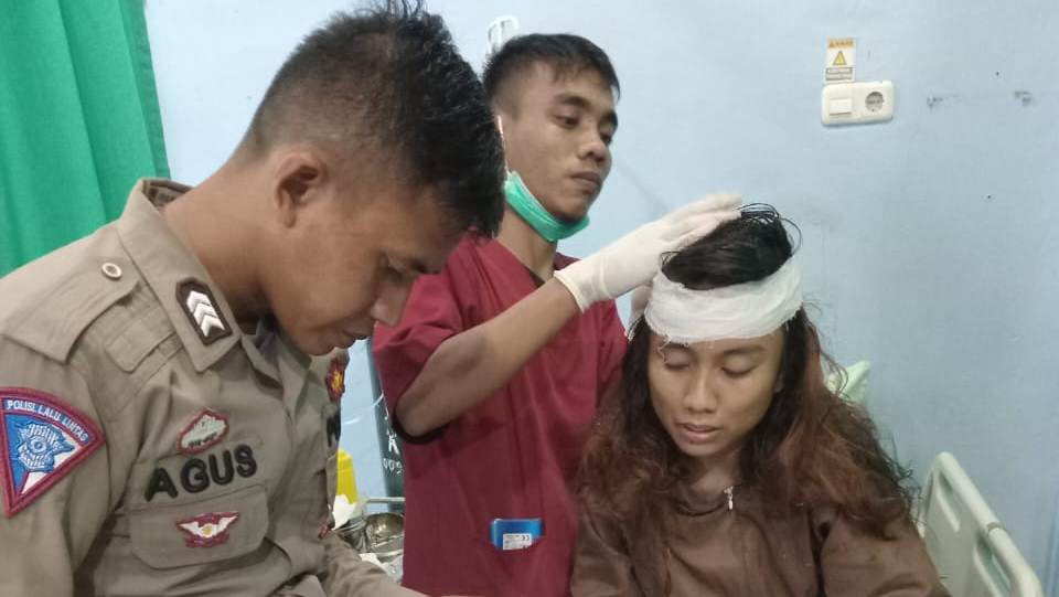 Nada Savira Ayuningsih (24), penumpang angkot yang terpental akibat sopir mengelakkan gerombolan kambing.