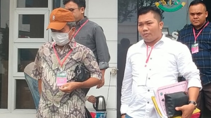 Mangindar Simbolon, mantan Bupati Samosir (pakai topi cokelat) ditahan penyidik Kejati Sumut atas kasus alih fungsi lahan hutan Tele, Jumat (18/8/2023).