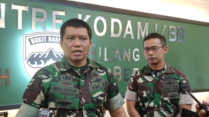 Kepala Penerangan Kodam I/Bukit Barisan, Kolonel Inf Rico J Siagian saat memberikan keterangan soal polemik penangkapan koordinator togel bernama Supriatin, Jumat (18/8/2023).