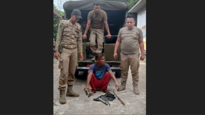 Pencuri besi di RSU Herna Tebingtinggi saat diamankan petugas Satpol PP