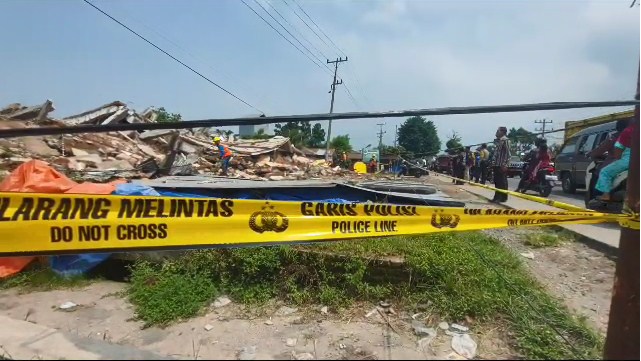 Sebanyak 7 unit ruko ambruk dan dua rumah lainnya rusak di Dusun V Abdul Kadir, Desa Tandam Hulu II, Kecamatan Hamparan Perak, Kabupaten Deliserdang, Jumat (25/8/2023).