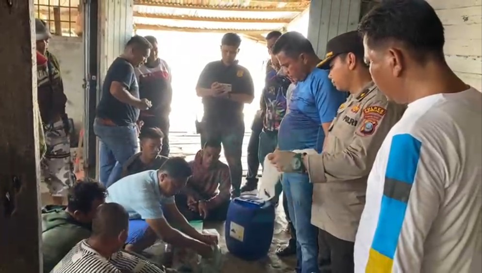 Petugas Sat Res Narkoba Polres Tanjungbalai menangkap sindikat narkoba internasional. Ada 15 Kg sabu dan 10.000 butir pil ekstasi yang disita dari empat tersangka.