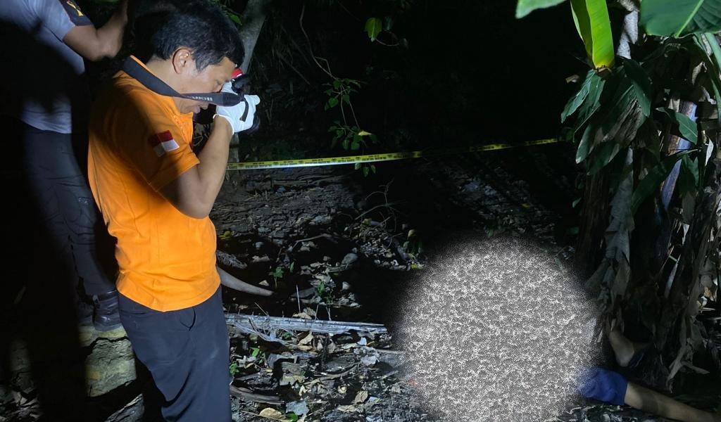 Petugas Inafis Polres Samosir saat melakukan olah TKP pembunuhan nenek-nenek di Dusun I, Desa Onan Runggu, Kecamatan Onan Runggu, Kabupaten Samosir.
