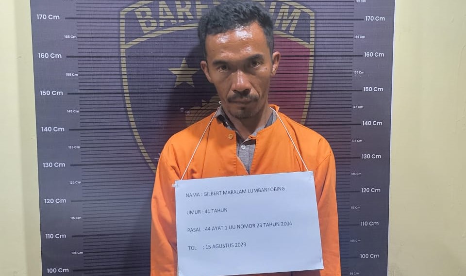 Gilbert Maralam Lumbantobing (41), ayah biadab yang tega menganiaya putri kandungnya menggunakan sapu setelah ditangkap Polres Taput