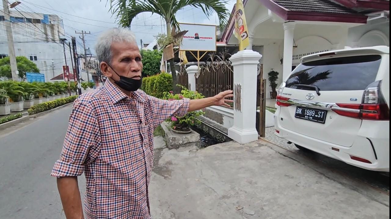 Iskandar Sembiring, tokoh masyarakat di Kecamatan Medan Denai yang rumahnya diserang sekelompok OTK, Minggu (27/8/2023) dinihari.