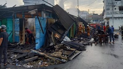 13 kios di Pasar Mini Kota Tebingtinggi kebakaran, Rabu (30/8/2023) pagi. Belum diketahui pasti dari mana sumber api.