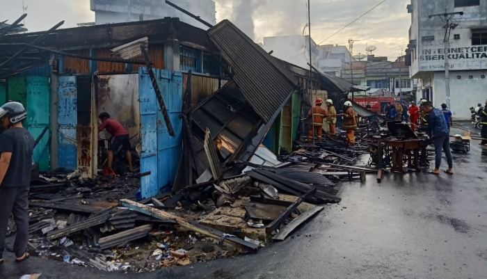 13 kios di Pasar Mini Kota Tebingtinggi kebakaran, Rabu (30/8/2023) pagi. Belum diketahui pasti dari mana sumber api.