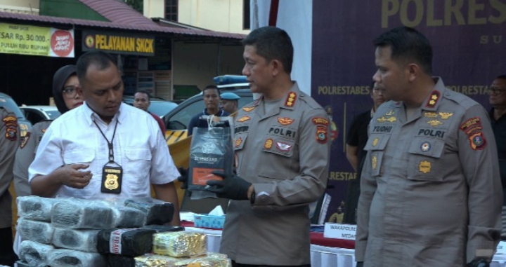 Kapolrestabes Medan, Kombes Pol Valentino Alfa Tatareda (tengah) memperlihatkan barang bukti.(Ist)