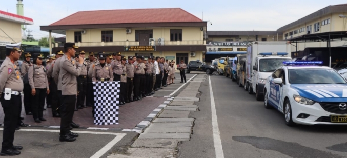 Kombes Pol Valentino Alfa Taterada melepas keberangkatan mobil tangki air.(Ist)